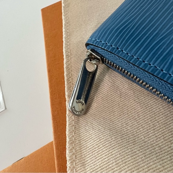 LIKE NEW Louis Vuitton Zippy Coin Purse - Picture 3 of 7